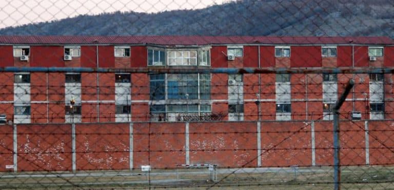 PRITVORENIK POKUŠAO DA IZVRŠI SAMOUBISTVO: Obezbeđenje ga sprečilo
