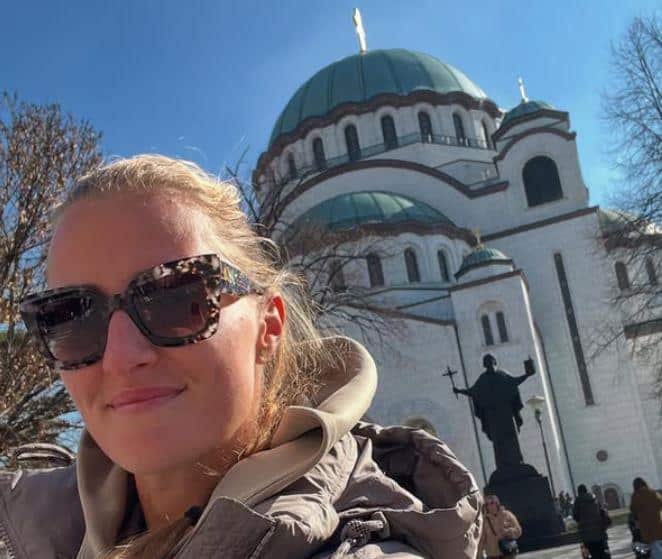 POVRATAK KORENIMA: Bivša grend slem šampionka pozirala ispred hrama Svetog Save, pa poslala moćnu poruku! Odmah se javio i Nole