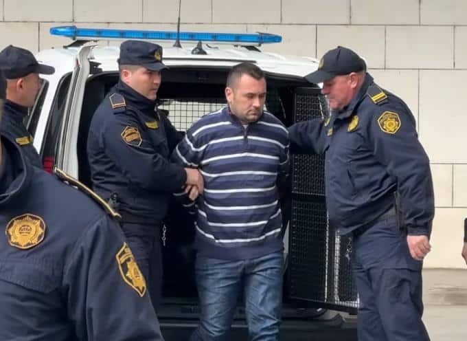 MONSTRUM SPROVEDEN U SUD U TUZLI: Evo kako izgleda mesec nakon što je zadavio suprugu i sina (FOTO/VIDEO)