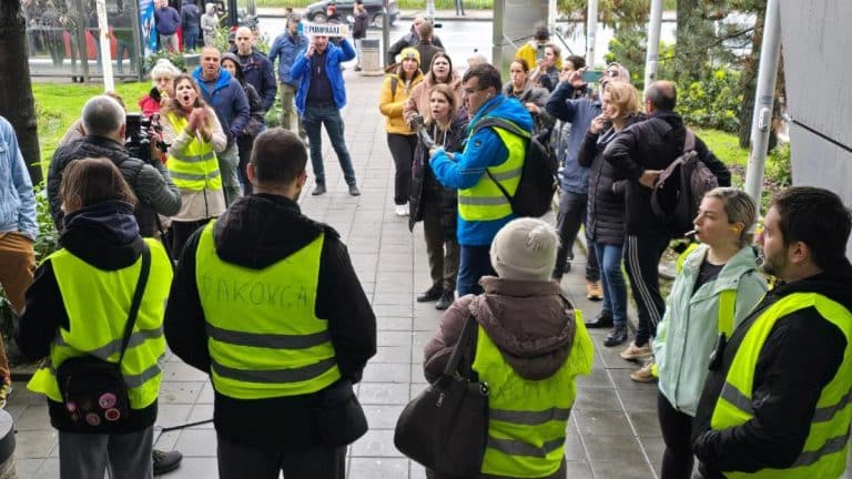TENZIJE U RAKOVICI I NA ČUKARICI Okupljeni hteli da uđu na sednice skupštine opštine, obezbeđenje im to nije dozvolilo