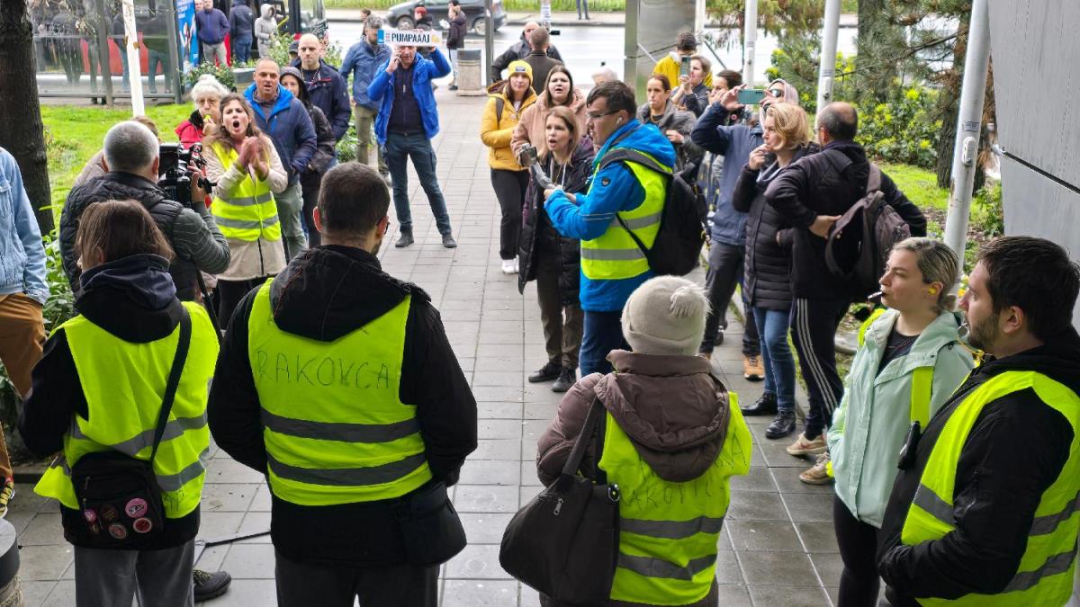 TENZIJE U RAKOVICI I NA ČUKARICI Okupljeni hteli da uđu na sednice skupštine opštine, obezbeđenje im to nije dozvolilo