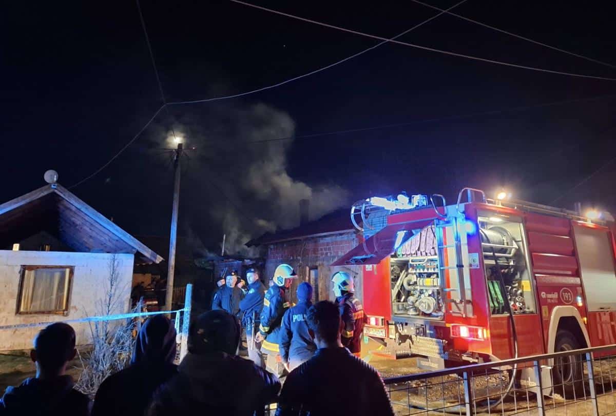 STRAŠNA TRAGEDIJA, TROJE MALE DECE IZGORELO U POŽARU! Vatra izbila u porodičnoj kući, roditelji se spasili zajedno sa bebom (FOTO)