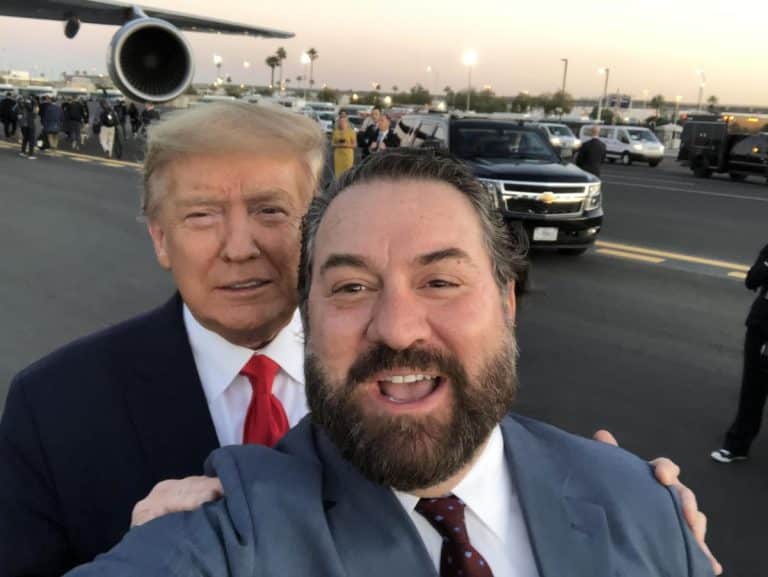 “JA SAM PONOSAN NA SRPSKE KORENE, IAKO PREZIME NE ZNAJU DA MI IZGOVORE” Ovo je novi ambasador SAD u Srbiji: Evo kako je govorio za Kurir! (FOTO)