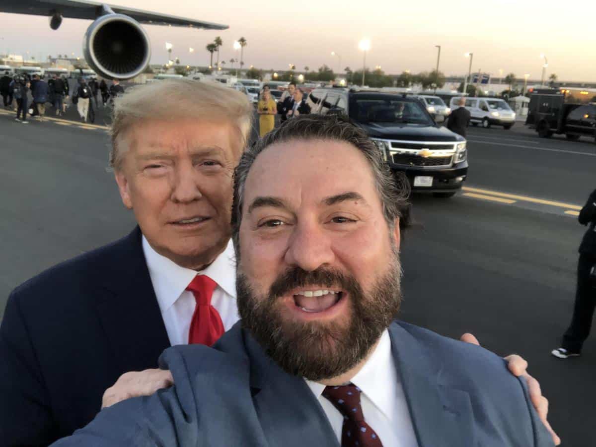 “JA SAM PONOSAN NA SRPSKE KORENE, IAKO PREZIME NE ZNAJU DA MI IZGOVORE” Ovo je novi ambasador SAD u Srbiji: Evo kako je govorio za Kurir! (FOTO)
