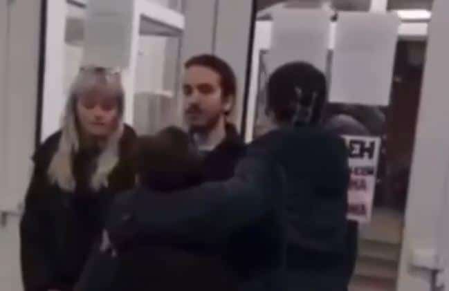 “TI MOŽEŠ, DETE NE MOŽE” Blokaderi brutalno ponižavaju mališana i profesorku koja pokušava da ga uvede u školu! Da li je ovo slika nenasilnih protesta? VIDEO