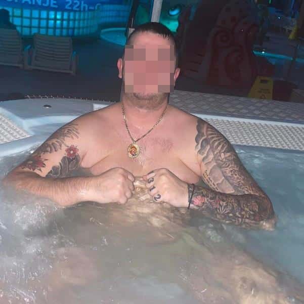 OVO JE UHAPŠENI MLADIĆ ZBOG POKUŠAJA UBISTVA U JAKOVU: Poznaniku zario nož u stomak posle svađe u apartmanu! (foto)