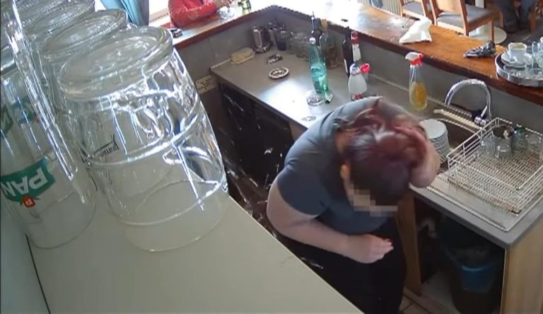 (UZNEMIRUJUĆI VIDEO) GAĐAO PEPELJAROM KONOBARICU, PA SE VRATIO I PRETIO JOJ UBISTVOM: Njena majka sve opisala: “Ovo je pokušaj ubistva”