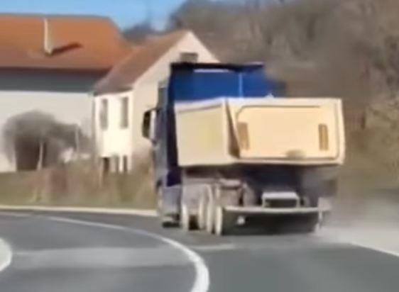 HOROR SNIMAK IZ HRVATSKE: Kamionom vrludao po putu u Zagorju, zamalo da udari dete koje je vozilo bicikl na trotoaru! (FOTO/VIDEO)