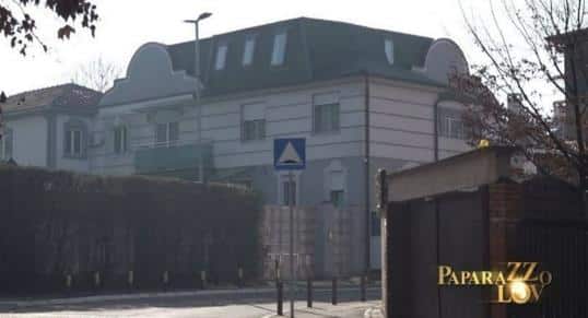 GVOZDENA KAPIJA, BAZEN, LUKS NA SVE STRANE… Naš pevač živi u vili od 800.000 €! Kad budete videli kadrove njegovog doma oduševićete se (FOTO)