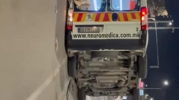 ŽESTOK SUDAR SA KOLIMA HITNE POMOĆI: Prevrnuo se skroz naopačke, povređeni prevezeni u bolnicu (FOTO)