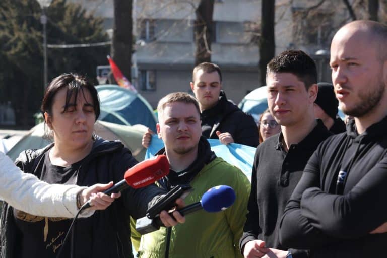 “NASILNICI NISU NIKADA POBEĐIVALI!” Studenti koji hoće da uče obratili se javnosti: Ne znam šta bi sinoć bilo da nije došla policija da nas zaštiti