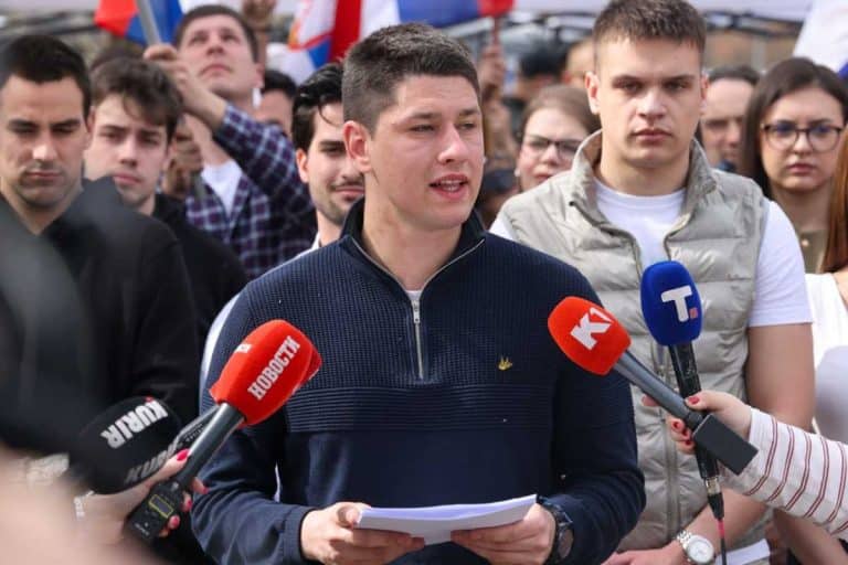 UŽIVO STUDENTI KOJI HOĆE DA UČE PISALI REKTORIMA, DEKANIMA I DIREKTORIMA FAKULTETA U BLOKADI: Ko je tačno doneo odluku da se studentima zabrani da studiraju?!