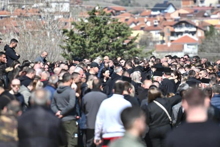 VELIKA TUGA U KOČANIMA: Krici se prolamali grobljem tokom sahrane poginulih u požaru! Okupljeni su se razišli u suzama!