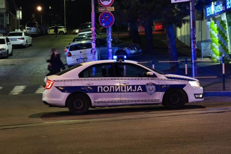 AUTOMOBIL SE ZAKUCAO U MOTOCIKLISTU! Saobraćajna nesreća na Voždovcu (FOTO)