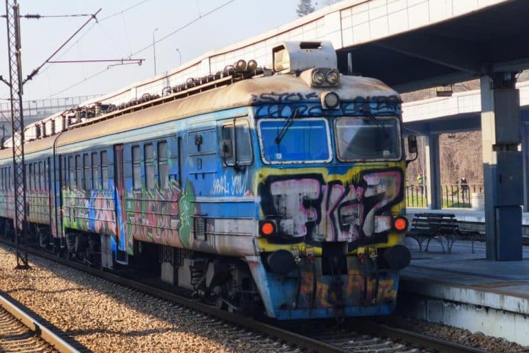 TERETNI VOZ ISKOČIO IZ ŠINA: Obustavljen saobraćaj Novi Sad – Sombor