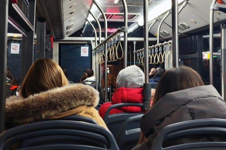 NIJE IM SE SVIDELO KAKO VOZI, PA GA PESNIČILI I ŠUTIRALI Pretučen vozač gradskog prevoza u Beogradu: Evo šta je prethodilo napadu