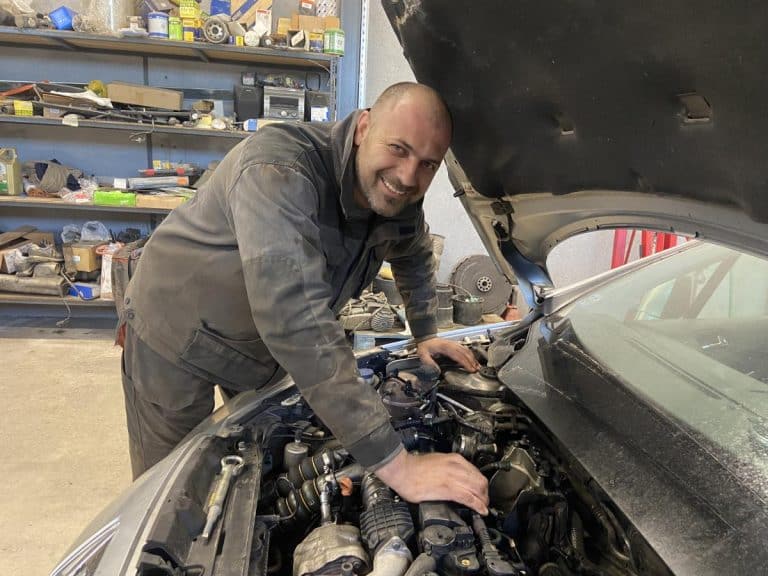 SRBI NAGRABUSILI U HRVATSKOJ, AUTOMEHANIČAR IH NAJPRE UCENJIVAO A ONDA I DEMOLIRAO AUTO! Evo zašto među prijateljima obavezno treba imati i stručnjaka za vozila
