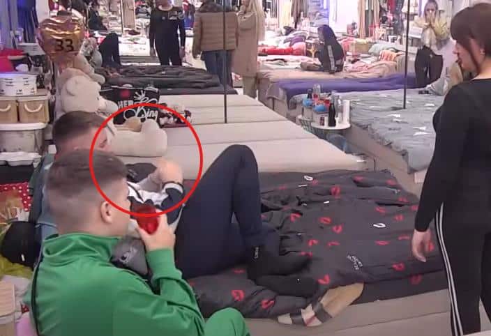 UČESNIK ELITE UHVAĆEN KAKO KRADE VIRŠLE! Kada su ga provalili otvorio pakovanje i počeo da ih jede kao da sutra ne postoji: Obrukao se za ceo život (VIDEO)