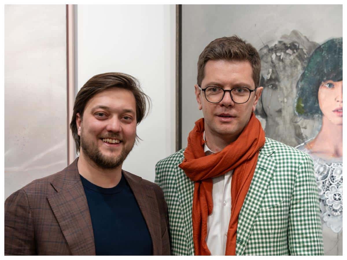 Izložba “Ko je ko?” u galeriji Sanjaj: Marko Kusmuk i Veljko Valjarević ukrstili četkice i stvorili zajednička umetnička dela