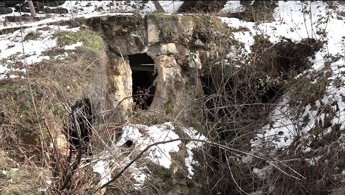 ONO ŠTO SU JOVANOVIĆI ISKOPALI U DVORIŠTU OSTAVILO SVE U NEVERICI: Iz bašte ulaze u “PODZEMNI SVET” – oni su jedini u Srbiji koji ovo IMAJU U SVOM POSEDU (FOTO)