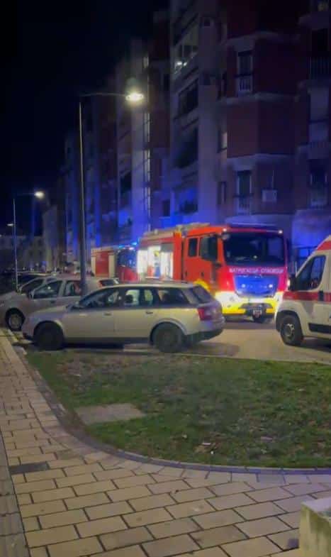 ZAPALILA SE PRODAVNICA NA KARABURMI Vatrogasci se bore sa stihijom