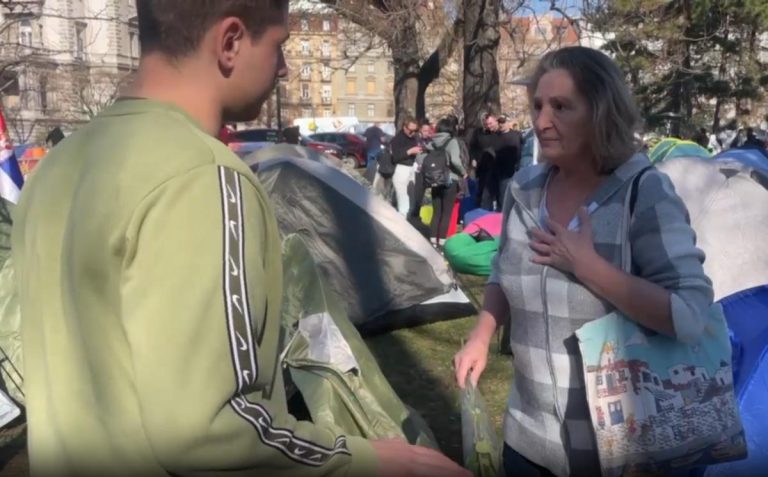“NIJE ROLEKS KAO ŠTO GA NI TI NEMAŠ, OVO JE AMBASADOR!” Beograđanka posetila studente koji hoće da uče, Pavlović je srdačno dočekao (VIDEO)