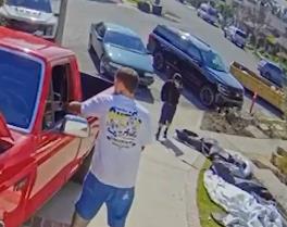 ZASTRAŠUJUĆE SCENE! POZNATI MMA BORAC NAPADNUT NOŽEM ISPRED ROĐENE KUĆE! Nije se uplašio, uzeo je SAČMARICU iz automobila, uperio ka napadaču i… VIDEO