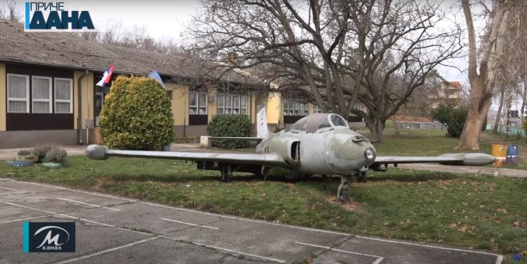 AVION PARKIRAN NASRED DVORIŠTA OSNOVNE ŠKOLE Neobična priča iz okoline Paraćina, direktor o atrakciji: “Pitao sam skeledžiju koliko košta ga ga preveze” (VIDEO)