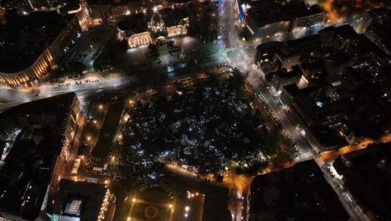 STUDENTI KOJI HOĆE DA UČE UPALILI BLICEVE I OTERALI BLOKADNI MRAK! Telefone usmerili u nebo da vidi cela Srbija! Pogledajte spektakularne prizore iz drona VIDEO