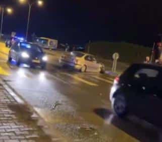 JEDAN OSTAO NA PUTU, DRUGI IZLETEO SA KOLOVOZA Težak sudar na putu između Veternika i Futoga: Automobili uništeni! (VIDEO)