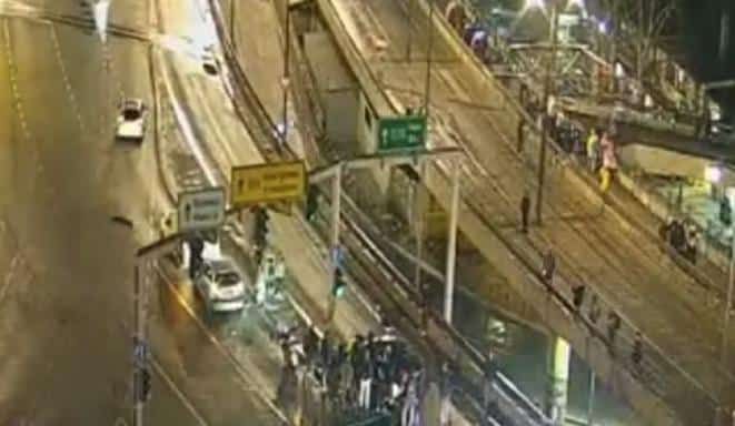 SAOBRAĆAJKA NA AUTOKOMANDI: Autom se zakucao u banderu – povređeni mladić u teškom stanju