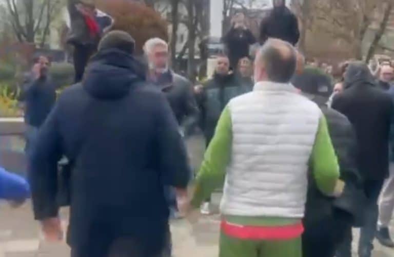 JEZIVO! OPKOLILI ČOVEKA, PRISTALICA OPOZICIJE GA UDARA U GLAVU: Policija uhapsila četvoricu zbog brutalnog nasilja u Obrenovcu, identifikuju se ostali akteri