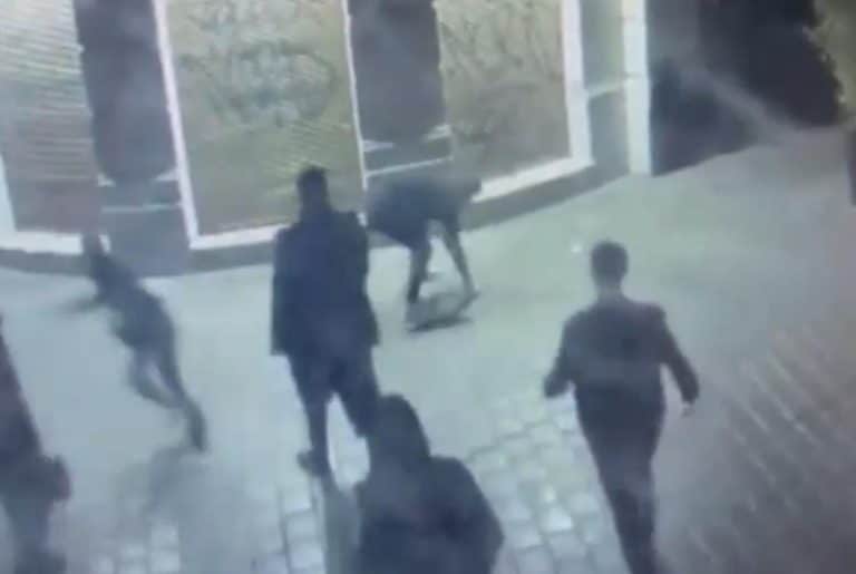 UHAPŠENA DVOJICA NAPADAČA IZ NOVOG SADA Za dvojicom se još traga! Oglasio se MUP Srbije o tuči u centru grada (FOTO/VIDEO)