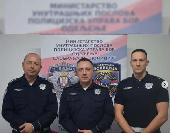 HRABRI POLICAJCI JOŠ JEDNOM SPASILI ŽIVOTE BEZ OKLEVANJA! Heroji izvukli kod Paraćina dvojicu muškaraca iz auta u plamenu i sprečili tragediju! (FOTO)