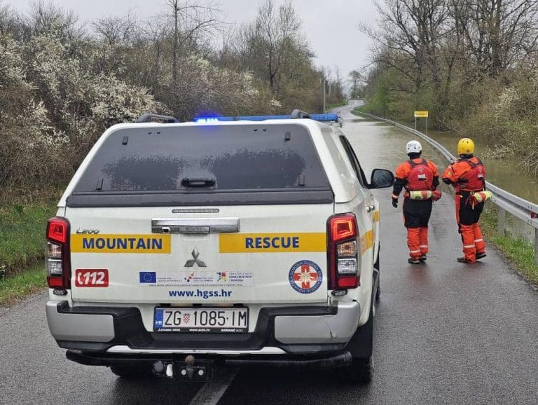 AUTOMOBIL U KOM SU BILE TRI OSOBE ZAVRŠIO U VODI Drama kod Dvora: Morala da reaguje HGSS (FOTO)