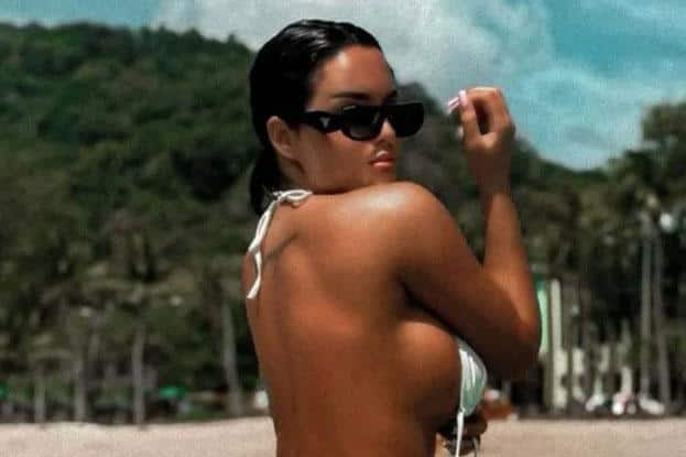 RASKOPČAN BIKINI I ZADNJICA ZAMRLJANA PESKOM! Pevačica vrelim pozama s luksuznog putovanja izazvala haos na mrežama! Nije za one sa slabim srcem
