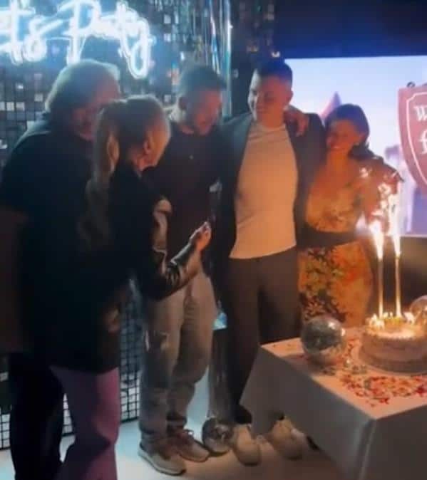 GALA SLAVLJE! BRENIN I BOBIN SIN PROSLAVIO ROĐENDAN: Slike iz detinjstva Viktora raznežila sve, torta i vatrometi, a kad je Brena zapevala svi skočili na noge