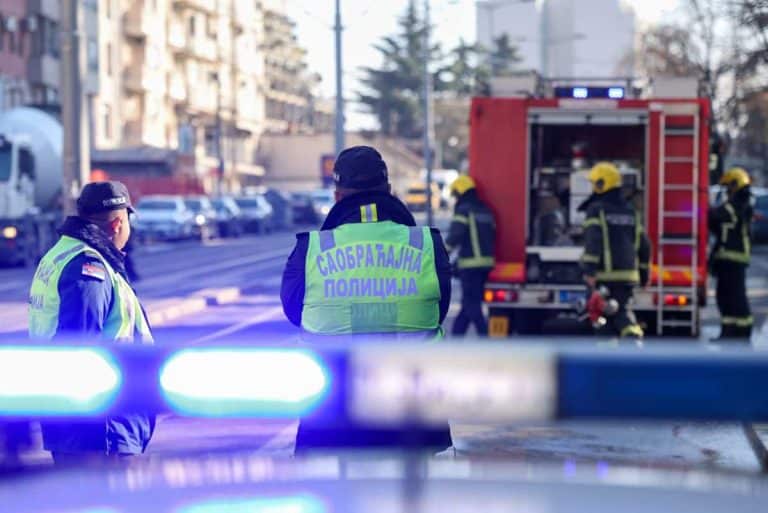 MOTOCIKL U DELOVIMA NASRED PUTA, POTPUNO UNIŠTEN! Teška saobraćajka kod Kovina, dve osobe hitno prevezene u bolnicu (FOTO)
