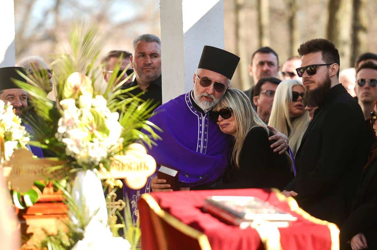 OVO JE SUZANA UBACILA U GROB SAŠE POPOVIĆA: Simbol odanosti, čiste i prave ljubavi NEUTEŠNA