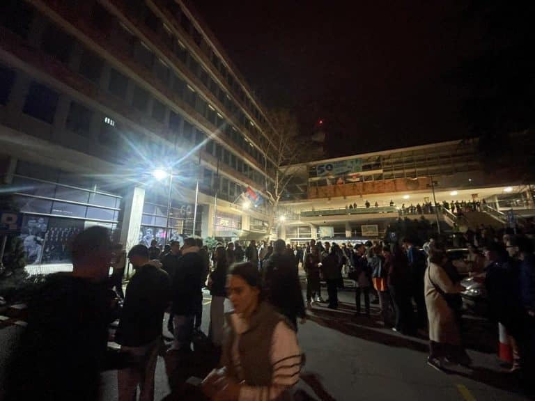 NASILJE I BOLJŠEVIČKI TEROR ISPRED RTS Studenti iz plenuma blokirali ulaz u javni servis, ne dozvoljavaju ljudima da uđu na svoje radno mesto