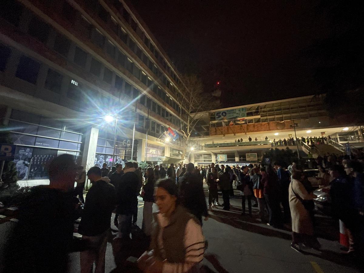 NASILJE I BOLJŠEVIČKI TEROR ISPRED RTS Studenti iz plenuma blokirali ulaz u javni servis, ne dozvoljavaju ljudima da uđu na svoje radno mesto