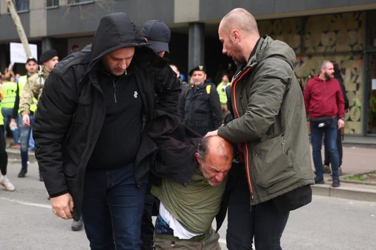OVO JE MUŠKARAC KOJI JE UHAPŠEN ZBOG PRETNJI BOMBAMA NA PROTESTU! Svađao se s policijom pa brzo savladan!