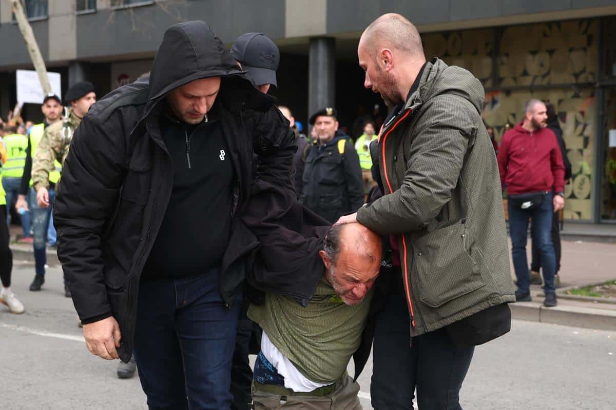 OVO JE MUŠKARAC KOJI JE UHAPŠEN ZBOG PRETNJI BOMBAMA NA PROTESTU! Svađao se s policijom pa brzo savladan!