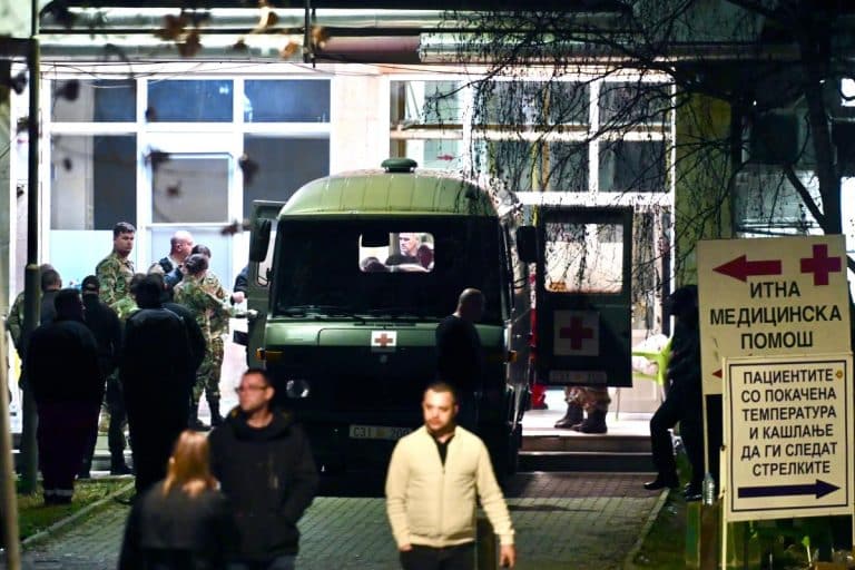 KURIR ISPRED GLAVNE BOLNICE U KOČANIMA NAKON TRAGEDIJE: Atmosfera sablasna, uplakane porodice poginulih u očaju! Požar uzeo 59 ljudskih života (FOTO)