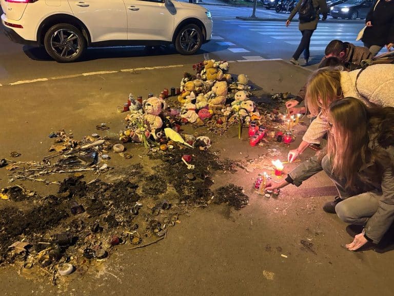 GRAĐANI U NOVOM SADU ODALI POŠTU VUKAŠINU CRNČEVIĆU: U tišini polagali cveće i palili sveće