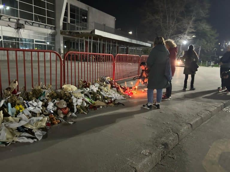 SUTRA DAN ŽALOSTI U NOVOM SADU: Građani se opraštaju od mladog Vukašina Crnčevića (19)