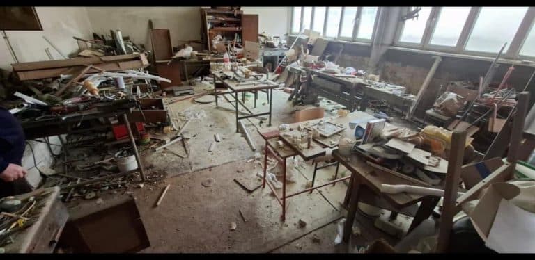 SRAMOTNO I BAHATO! BLOKADERI DEMOLIRALI EKONOMSKU ŠKOLU U LESKOVCU! Pogledajte ruglo nakon divljaštva! Da li je ovo ta “pristojna” Srbija?!  FOTO