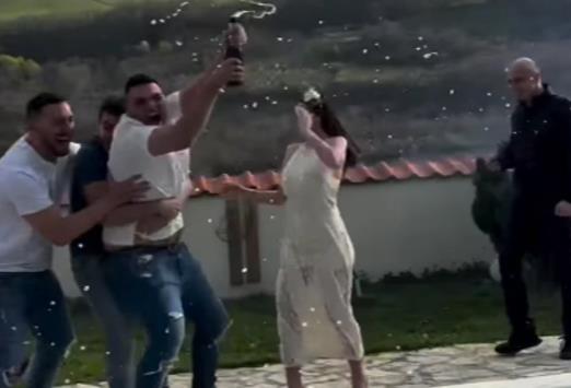 “KAO DA JE ŽENSKO DETE MANJE VREDNO!” Adam Đogani razbesneo javnost, svi ga osudili nakon što je saznao pol bebe: Umalo da nabode ženu u glavu!