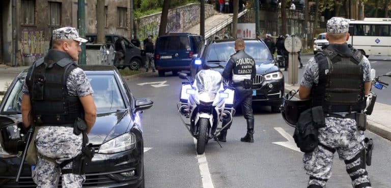 TEŠKA SAOBRAĆAJKA U DESPOTA STEFANA! Dve osobe povređene u Banjaluci, hitno intervenisali vatrogasci!