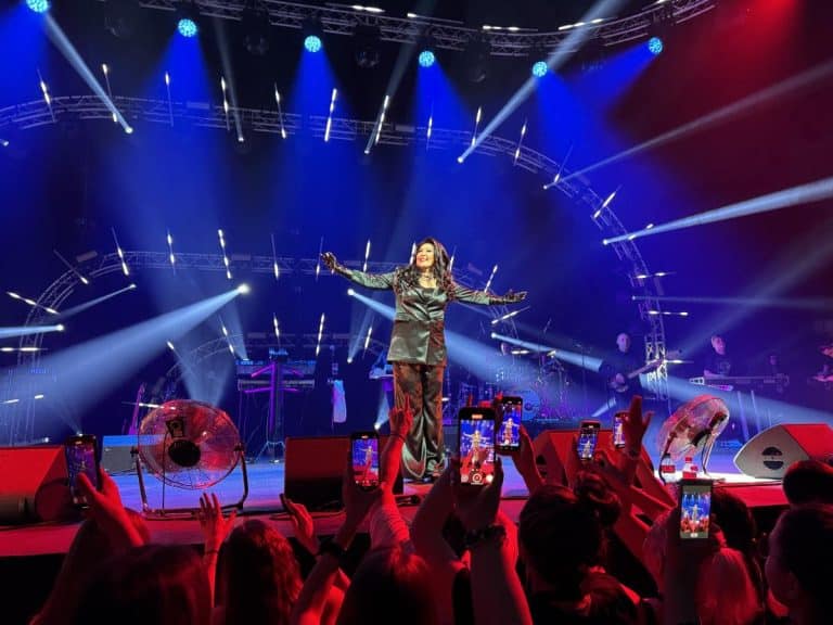 KRLAJICA BALKANSKE MUZIKE: Dragana Mirković na koncertu u prepunoj Areni Sofija dobila oskara za muzičku legendu svih vremena
